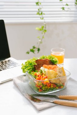 Gıda ofiste. Taze salata ve portakal suyu çalışmak için sağlıklı Öğle Yemeği