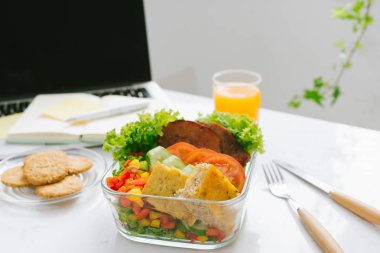 Gıda ofiste. Taze salata ve portakal suyu çalışmak için sağlıklı Öğle Yemeği