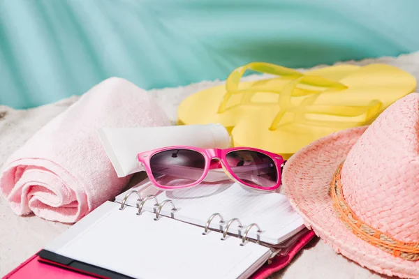 Vacanza Tropicale Spiaggia Sfondo Layout Con Libro Vuoto Aperto Spazio — Foto Stock