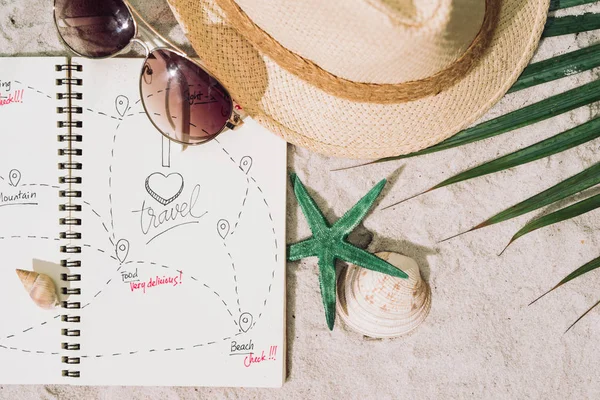Sommerhintergrund Mit Weißem Hut Sonnenbrille Und Buch — Stockfoto