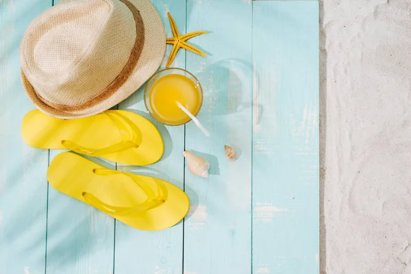 Sommer Hintergrund Strandzubehör Flipflops Sonnenbrille Hut Und Orangensaft Auf Holzdeck — Stockfoto