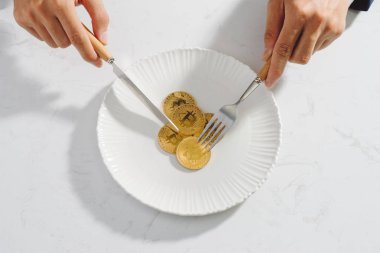 Cryptocurrency altın bitcoins sikke siyah arka plan üzerine beyaz tabak.