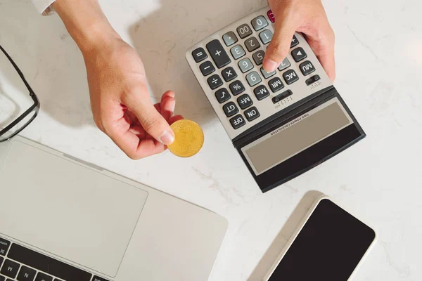 Handen Håller Kalkylator Och Bitcoin Med Laptop Bakgrund — Stockfoto