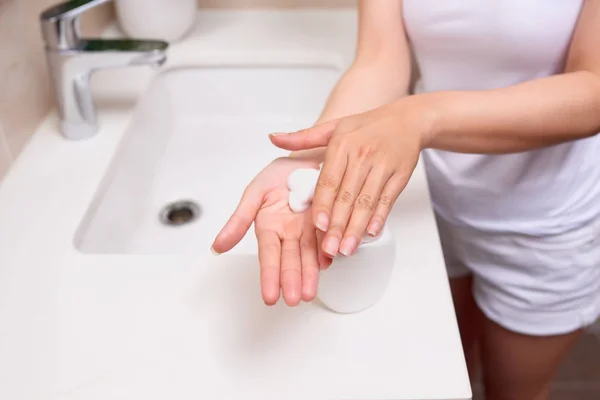 Frau Wäscht Sich Die Hände Mit Seifenlauge Nahaufnahme — Stockfoto