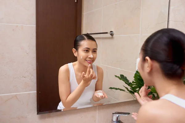 Joven Hermosa Mujer Asiática Lavándose Cara Con Las Manos Por — Foto de Stock