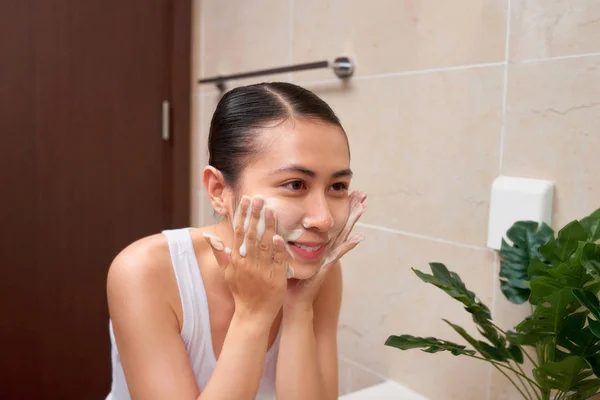 Jovem Bela Mulher Asiática Lavar Rosto Com Mãos Por Sabão — Fotografia de Stock