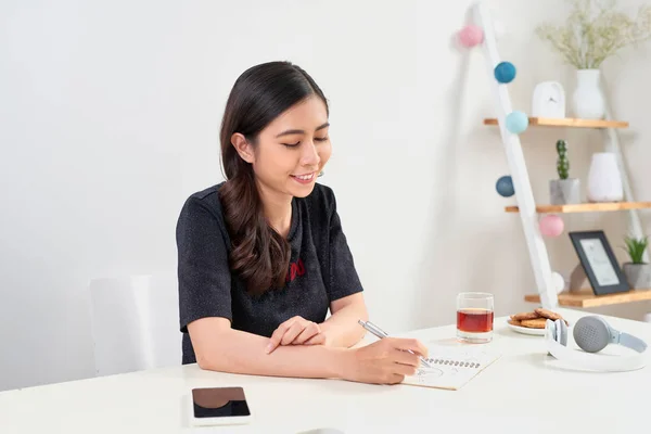 Joven Mujer Sonriente Sentada Mesa Escribiendo Cuaderno — Foto de Stock