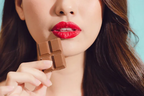 Γυναίκα Τρώει Σοκολάτα Closeup Προβολή — Φωτογραφία Αρχείου
