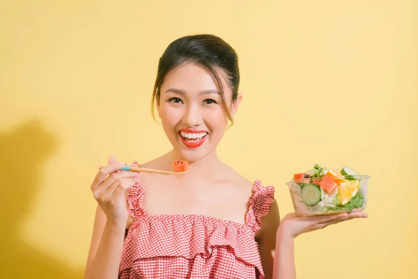 Elegante Mooie Vrouw Eten Gezonde Salade — Stockfoto