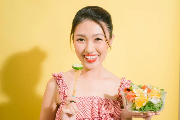Eleganckie Dość Szczupła Kobieta Jedzenie Zdrowe Sałatki — Zdjęcie stockowe