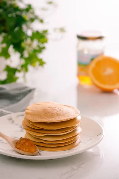 Kochen Zum Frühstück Leckere Hausgemachte Pfannkuchen Auf Einem Teller — Stockfoto