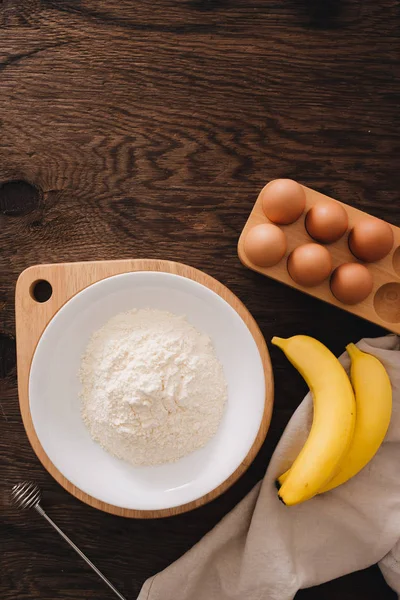 Bahan Bahan Untuk Kue Pisang Tepung Telur Meja Kayu — Stok Foto