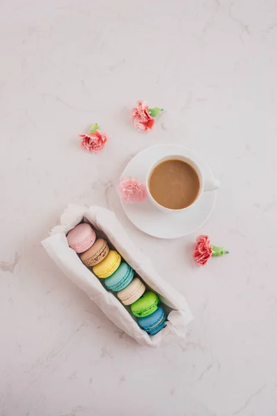 Macaroons Franceses Com Xícara Chá Flores Rosa — Fotografia de Stock