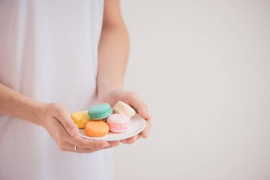 erkek holding renkli pastel macaroons eller