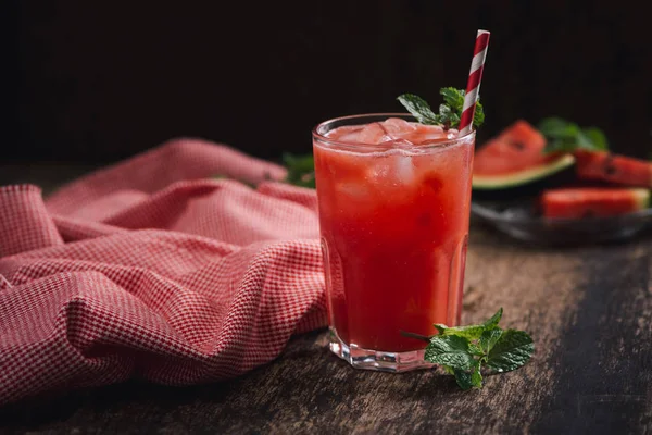 Refrescante Jugo Sandía Verano Vaso Con Rodajas Sandía —  Fotos de Stock