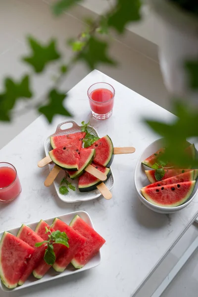 Batido Rojo Fresco Vasos Con Trozos Sandía Rodajas Sobre Mesa — Foto de Stock