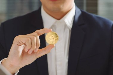 Yeni bir sanal para Digitall sembolü bir işadamı elinde altın Bitcoin