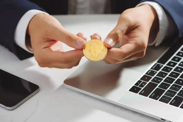 Man Houd Goud Bitcoin Boven Bureau Bitcoin Betaling Concept — Stockfoto