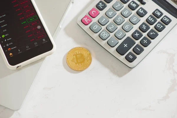 Bitcoin Físico Dourado Tela Smartphone Pilha Moedas Uma Calculadora Fundo — Fotografia de Stock