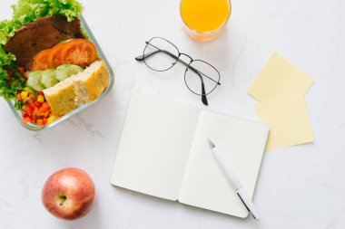 Gıda ofiste. Sağlıklı öğle yemeği için iş.