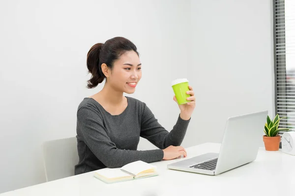 Joven Empresaria Asiática Sentada Una Mesa Oficina Casa Bebiendo Café — Foto de Stock