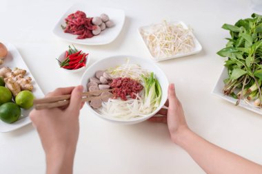 Kadın Şef hazırlamak otlar, et, Pirinç Noodle ile geleneksel Vietnam çorbası Pho bo