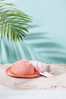 Sandy beach kopya alanı ile havlu, şapka ve yaz aksesuarları ile. Öğeleri tatil ve seyahat. Tropikal tatil arka plan.