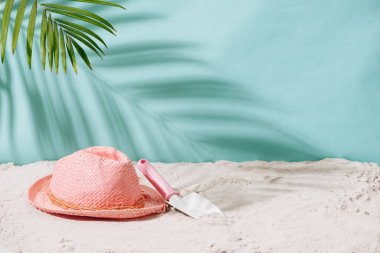 Sandy beach kopya alanı ile havlu, şapka ve yaz aksesuarları ile. Öğeleri tatil ve seyahat. Tropikal tatil arka plan.