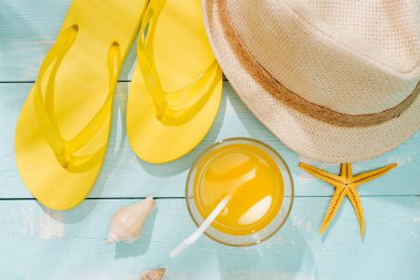 Yaz arka plan. Plaj aksesuarları flip flop, güneş gözlüğü, şapka ve portakal suyu ahşap güverte