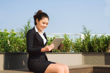 Portre genç çekici işkadını dijital tablet ile çalışma.