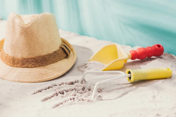 Foto Close Chapéu Praia Areia Com Brinquedos Conceito Verão — Fotografia de Stock