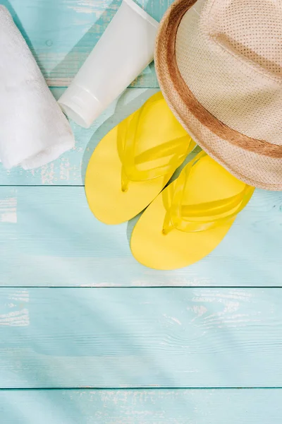 Zomer Achtergrond Strand Accessoires Flip Flops Zonnebril Hoed Sinaasappelsap Houten — Stockfoto