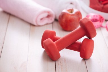 Havai görünümü pembe renkli, sağlıklı yaşam kavramı kopya alanı ile spor aletleri ve spor sütyen