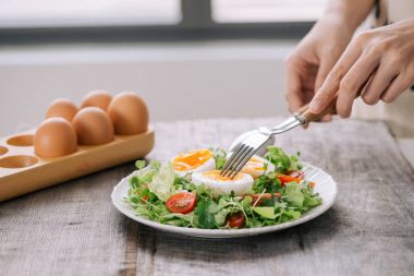 Kuzu marul salata, haşlanmış yumurta, domates ve tatlı hardal sosu