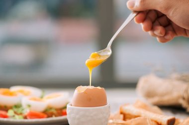 ahşap tahta üzerinde beyaz taze haşlanmış yumurta. Sağlıklı fitness Kahvaltı.