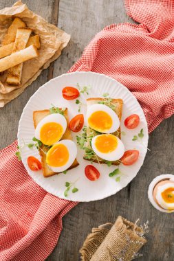 ahşap tahta üzerinde beyaz taze haşlanmış yumurta. Sağlıklı fitness Kahvaltı.