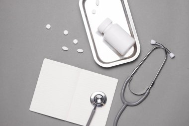Tıbbi kavramı. Steteskop ve pill. Üstten Görünüm.