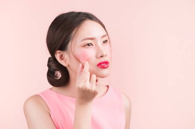 Sıkma ve onun sivilce kaldırma Asyalı genç güzel kadın.