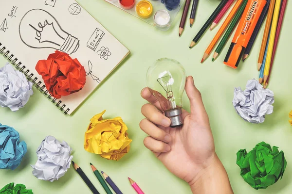 しわくちゃの事務用紙と電球の新しいアイデア コンセプト — ストック写真
