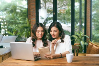 Asyalı kadınlar. Bir ofiste iki Meslektaşlarımız