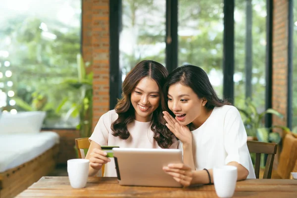 Дві Азіатські Жінки Використовують Ноутбук Покупок Онлайн Оплатою Кредитною Карткою — стокове фото
