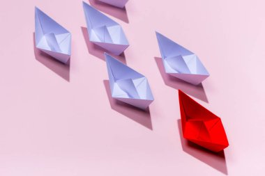Liderlik kavramı. Beyaz arasında önde gelen kırmızı kağıt gemi