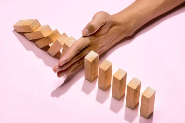 Ręka Biznesmen Stop Domino Ciągłego Obalony — Zdjęcie stockowe