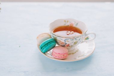 Öğleden sonra çay veya kahve molası ile Fransız tatlı için servis.