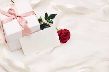  Şerit ve mektup arka plan üzerinde kırmızı gül desenli beyaz hediye kutusu. Anneler günü tatil için