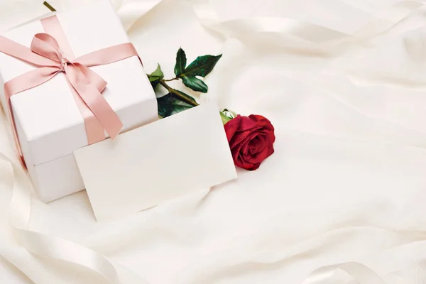 Caixa Presente Branco Com Fita Letra Com Rosa Vermelha Fundo — Fotografia de Stock