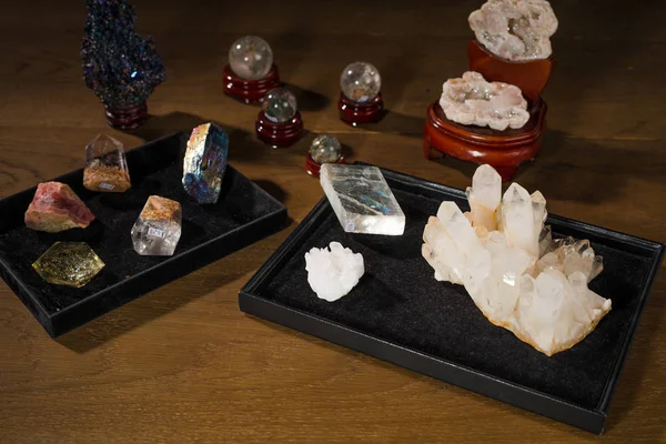 Kolekce Krásných Drahých Kamenů Dřevěný Stůl — Stock fotografie