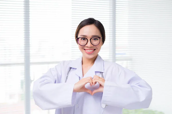 Asijské Lékařka Ruce Srdce Zvěrokruhu — Stock fotografie