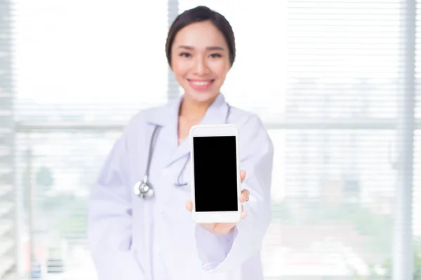 Asiatico Donna Medico Mostrando Smartphone Schermo — Foto Stock