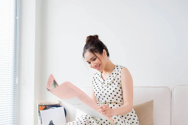 Junge Attraktive Asiatische Frau Liest Zeitung Während Sie Hause Auf — Stockfoto